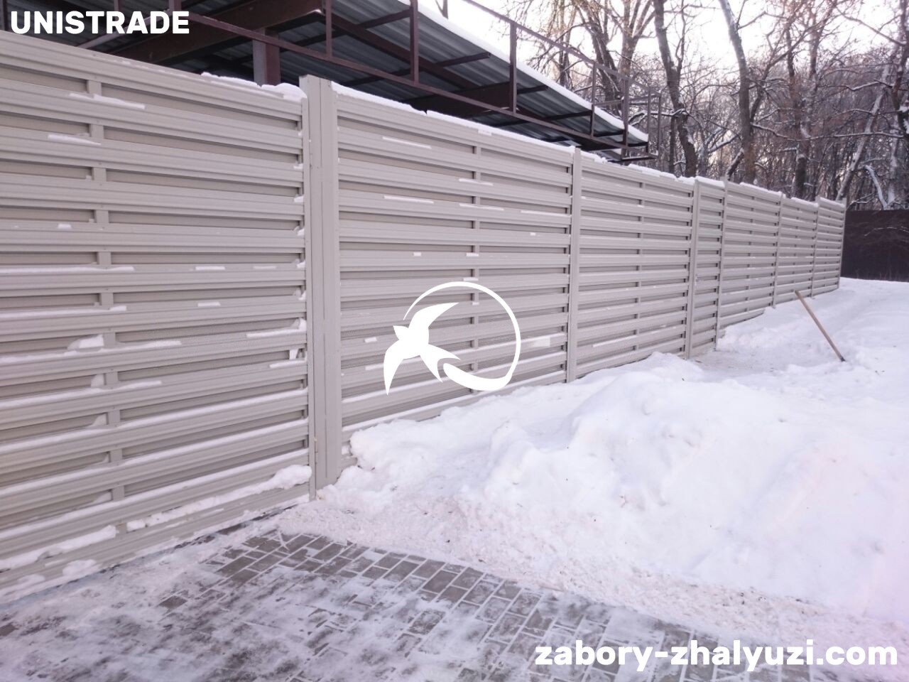 zabor0068-photo01 Забор жалюзи из евроштакетника RAL 7044 фото